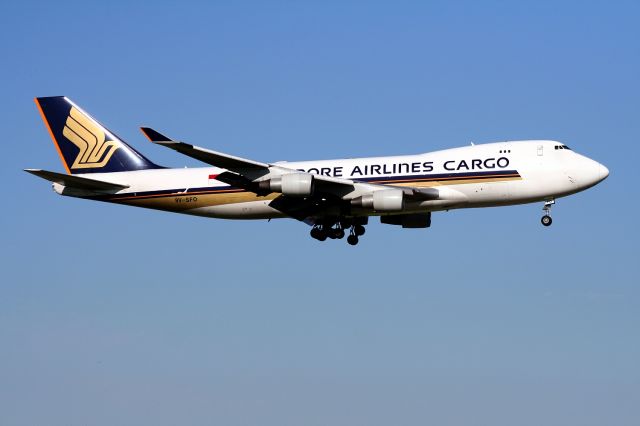 Boeing 747-400 (9V-SFO) - RWY 18R.