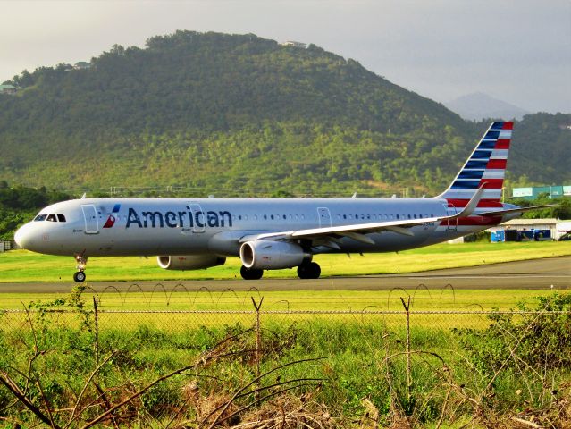 Airbus A321 (N933AM)