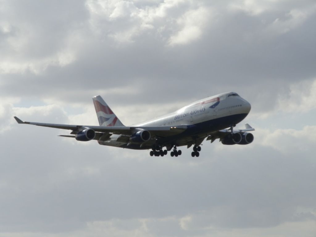 Boeing 747-400 (G-BNLW)