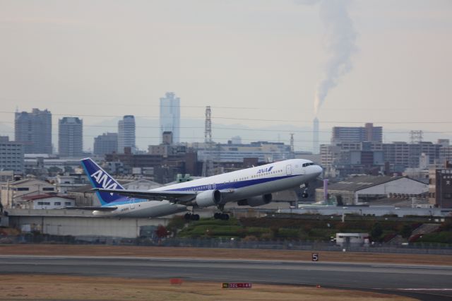 BOEING 767-300 (JA8569)