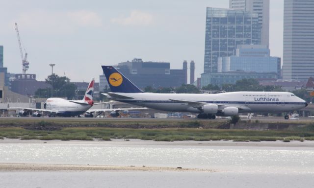 BOEING 747-8 (D-ABYT) - Lufthansa B748 taxis to gate while BA B744 already parked in back. 