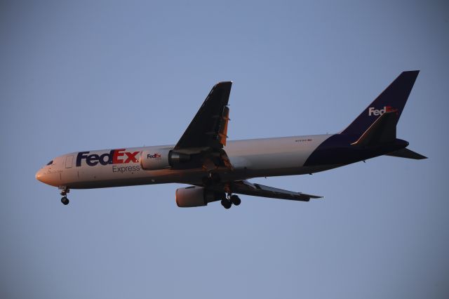 BOEING 767-300 (N141FE)