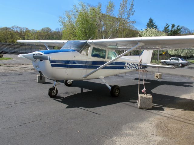 Cessna Skyhawk (N9885V) - First class maintenance at Danbury CT.