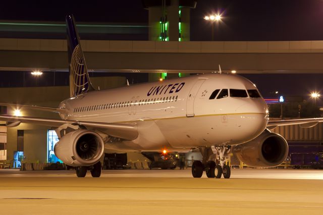 Airbus A320 (N462UA) - Mar. 1, 2011.