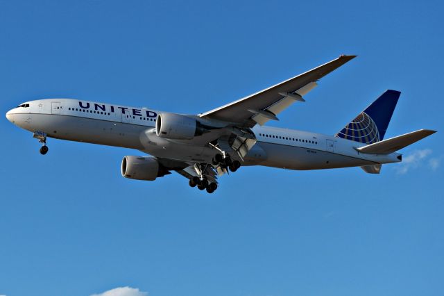 Boeing 777-200 (N214UA)