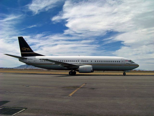 BOEING 737-400 (C-FLEJ) - The F/O giving the Peace sign as they taxi by, great crew!