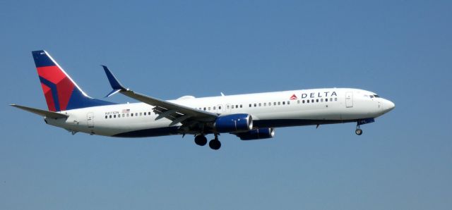 Boeing 737-900 (N871DN) - On short final is this 2017 Delta Airlines Boeing 737-932ER in the Spring of 2023.