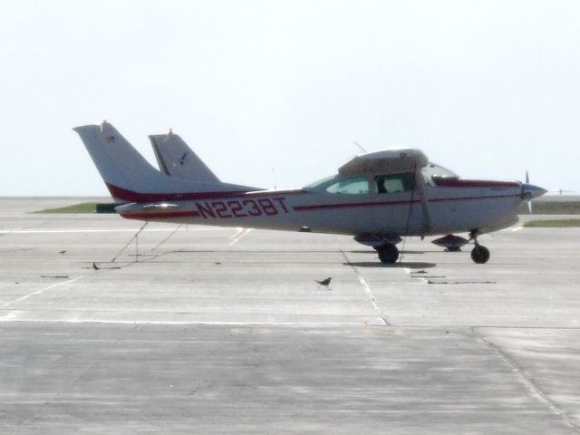 Cessna Skylane RG (N2238T)