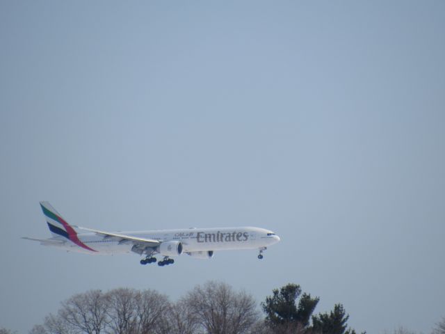 BOEING 777-300ER (A6-ECC)