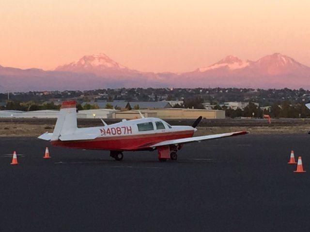 N4087H — - dawn breaking on the ramp. cascade mtns to the west.