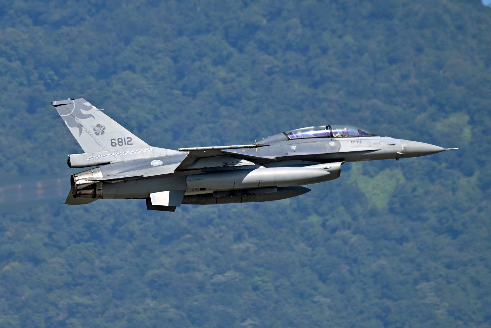 Lockheed F-16 Fighting Falcon (N6812)
