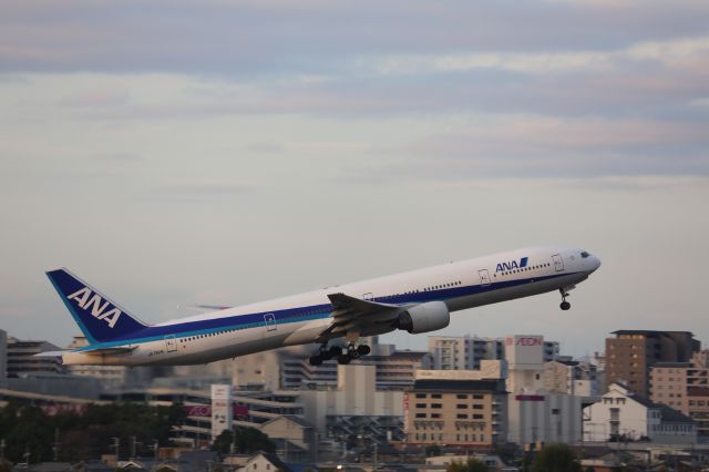 BOEING 777-300 (JA752A)