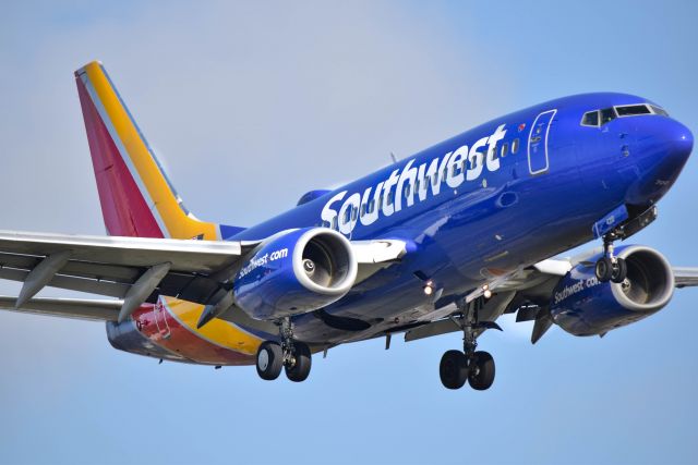 Boeing 737-700 (N422WN) - 12/24/2016: Southwest Airlines Boeing 737-7H4 landing at KHOU.