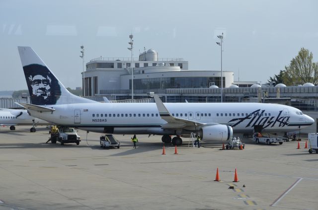 Boeing 737-700 (N528AS)