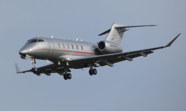 Canadair Challenger 350 (N356VJ) - On final is this 2015 Bombardier 350 in the Autumn of 2019.