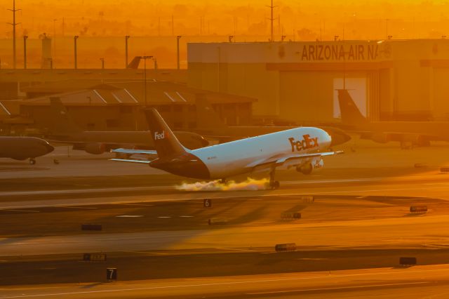 Airbus A300F4-600 (N728FD) - FedEx A300-600 landing at PHX on 12/9/22. Taken with a Canon R7 and Tamron 70-200 G2 lens.