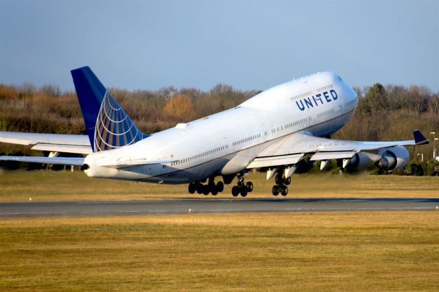 Boeing 747-400 (N104UA)