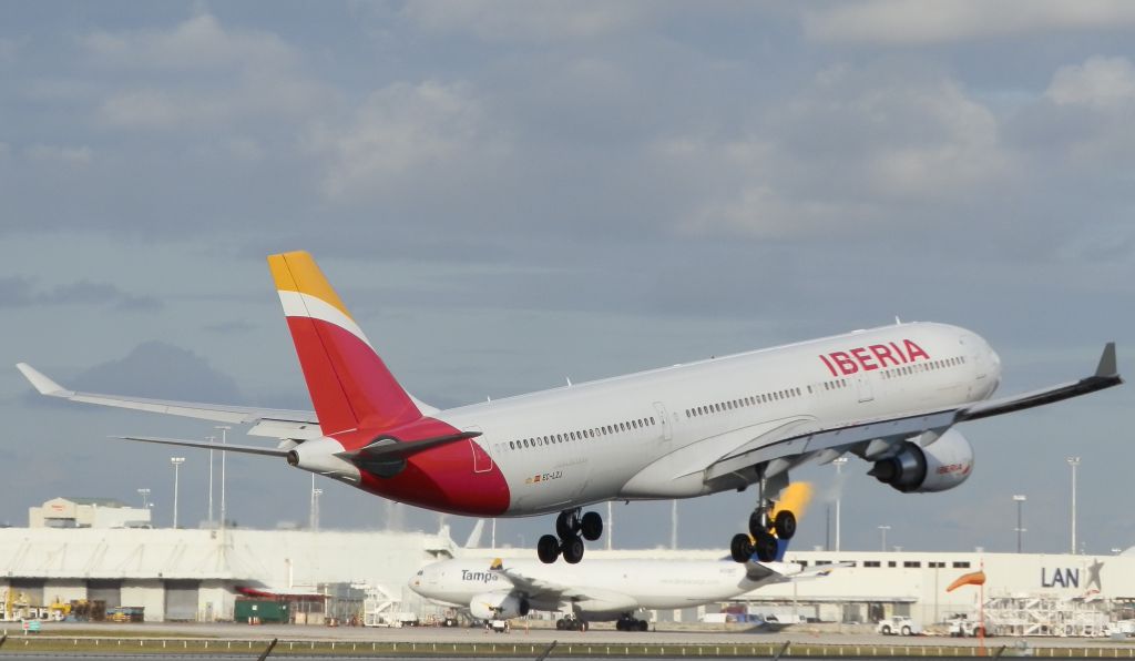 Airbus A330-300 (EC-LZJ)