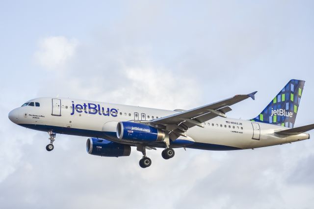 Airbus A320 (N562JB)