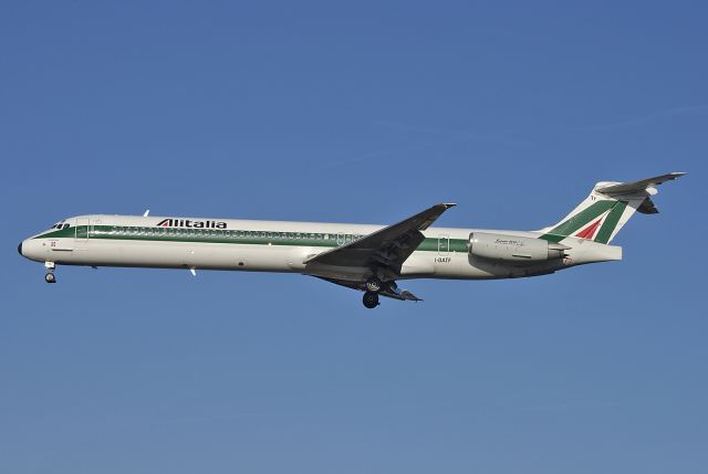 McDonnell Douglas MD-82 (I-DATF) - Altitalia at Brussels - 2005-01-16.