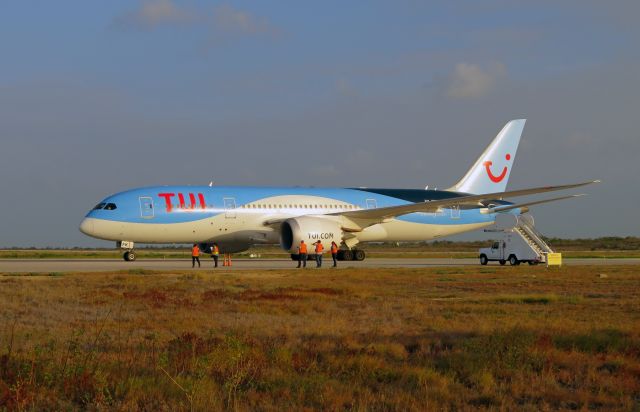 Boeing 787-8 (PH-TFK) - TFL393 arriving from EHAM at TNCB.