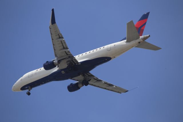 EMBRAER 175 (long wing) (N275SY)