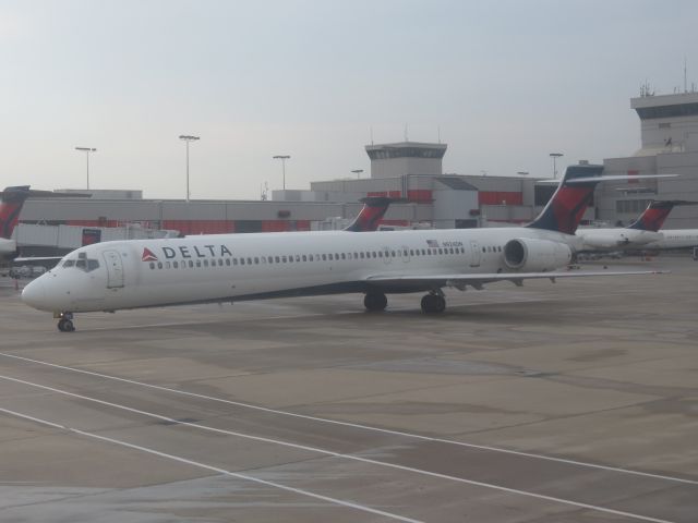 McDonnell Douglas MD-90 (N924DN)