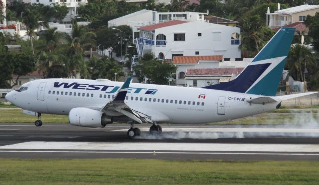 Boeing 737-700 (C-GWJE)