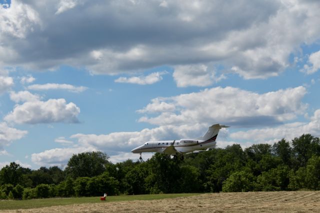Embraer Phenom 300 (N433QS)