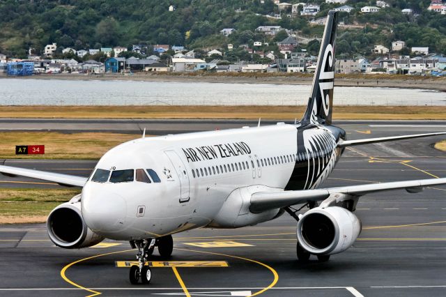 Airbus A320 (ZK-OJQ)