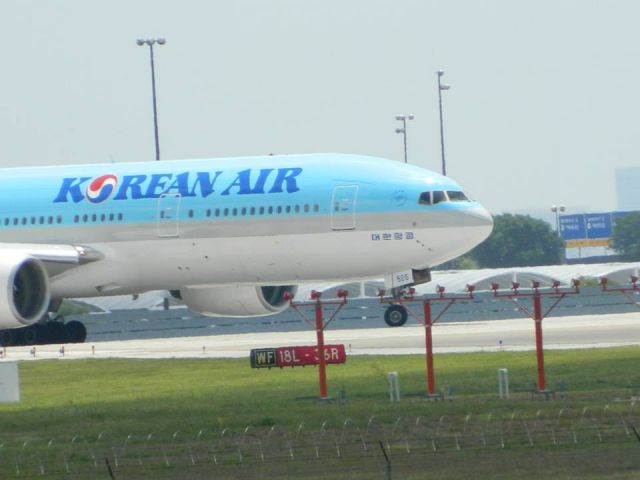 Boeing 777-200 (HL8208)