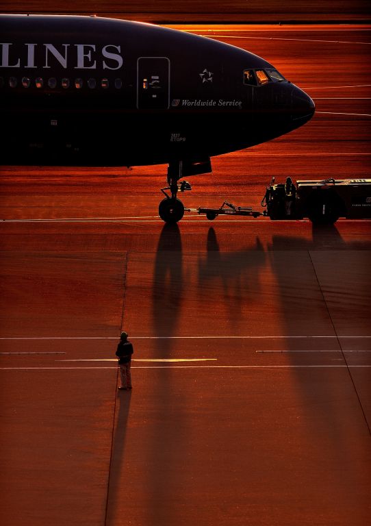 BOEING 777-300 —