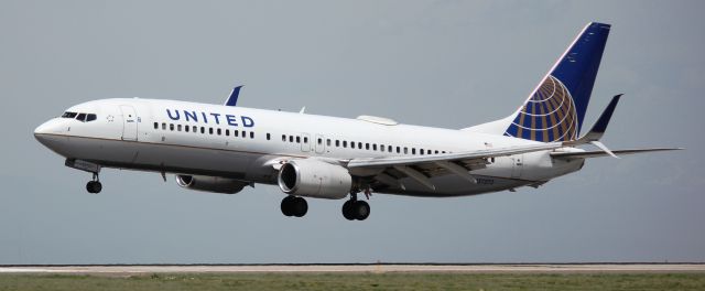 Boeing 737-800 (N37273) - Arriving on 16L.