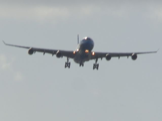 Airbus A340-300 (LV-FPU)