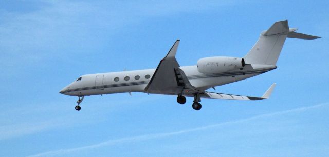 Gulfstream Aerospace Gulfstream V (N780W) - About to touch down is this 1997 Gulfstream V in the Winter of 2025.