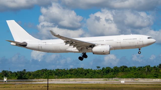 Airbus A330-200 (LY-TKL)