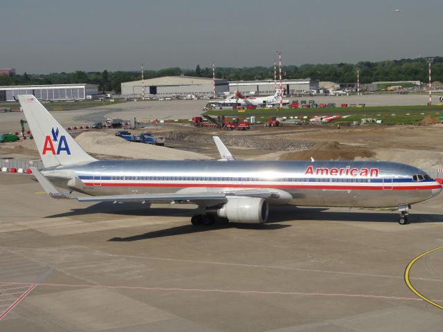 BOEING 767-300 (N370AA)