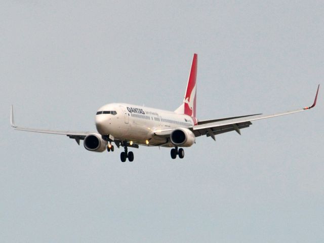 Boeing 737-800 (VH-VZU) - On short finals for runway 05. Thursday 12th July 2012.