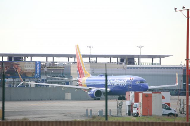 Boeing 737-800 (N8698B)