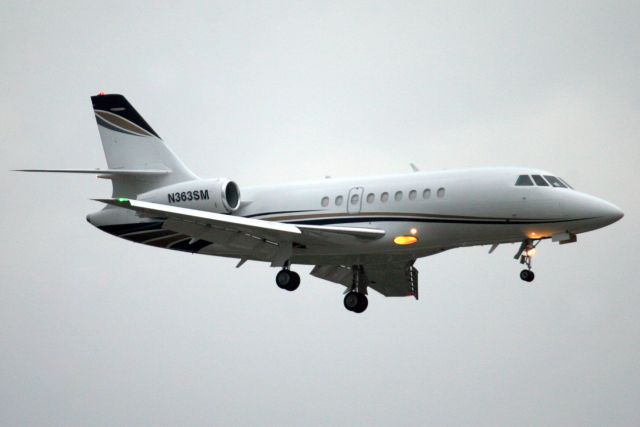 Dassault Falcon 2000 (N363SM) - On short finals for rwy 10L on 16-Mar-19.