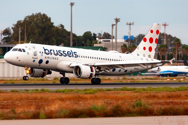 Airbus A320 (OO-SNL) - brussels A320 touching down at Malaga airport during evening