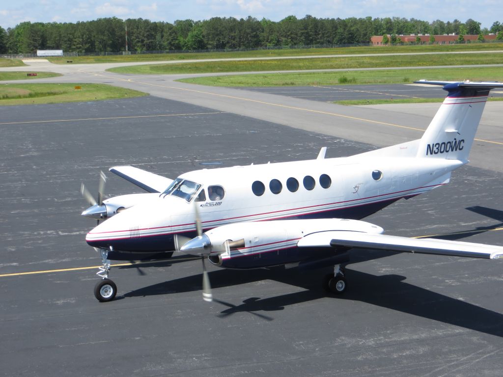 Beechcraft Super King Air 200 (N300WC)