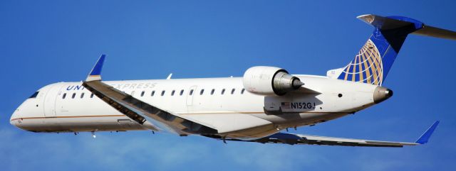 Canadair Regional Jet CRJ-700 (N152GJ) - Departing runway 25.