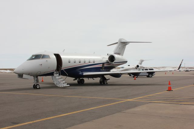 Bombardier Challenger 300 (N522FX) - Parked at DIA/Signature.