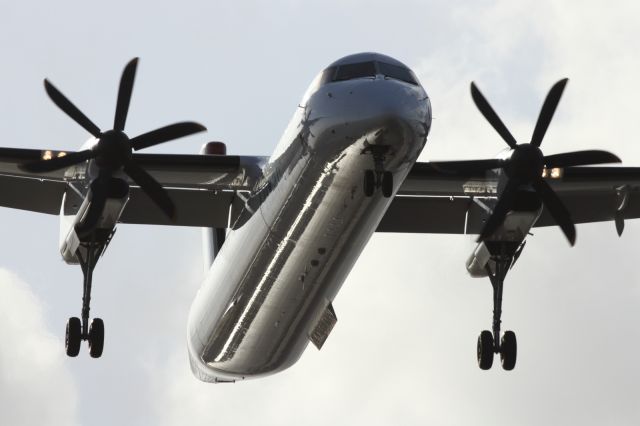 de Havilland Dash 8-400 (LX-LGH) - On short finals.