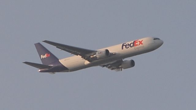 BOEING 767-300 (N103FE)