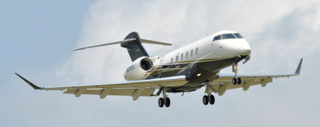 Bombardier Challenger 300 (N574FX)