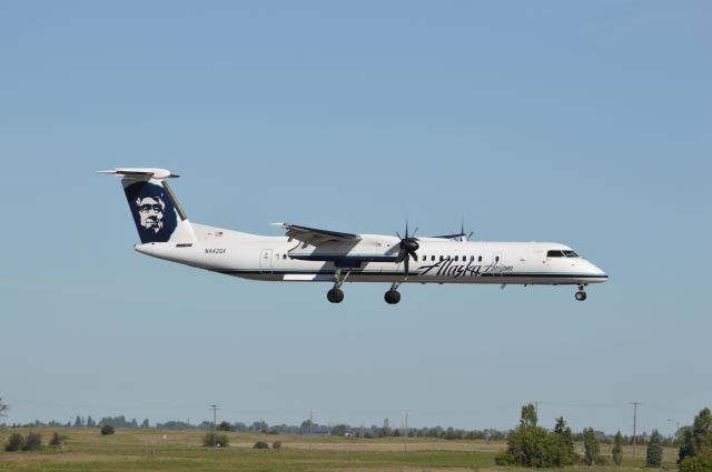 de Havilland Dash 8-400 (N442QX)