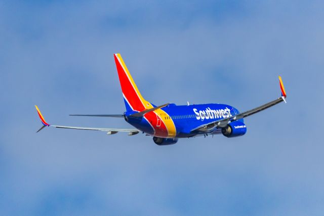 Boeing 737-700 (N7733B) - A Southwest 737-700 taking off from PHX on 2/11/23 during the Super Bowl rush. Taken with a Canon R7 and Canon EF 100-400 II L lens.