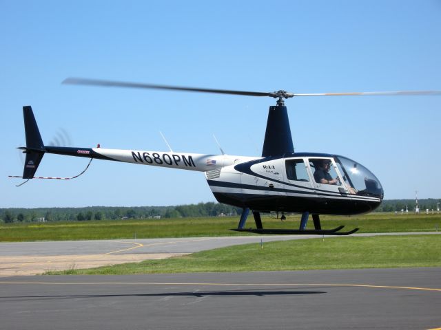 Robinson R-44 (N680PM) - This choper came in on a left downwind and then eased over to the fuel rack.